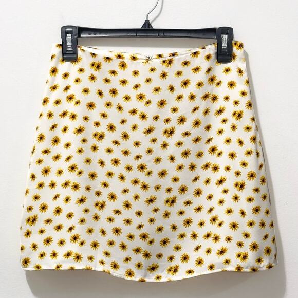 NWT: WeWoreWhat - Women's, Ivory, Ditsy Daisies, Mini Slip Skirt (size Medium) - Picture 1 of 5